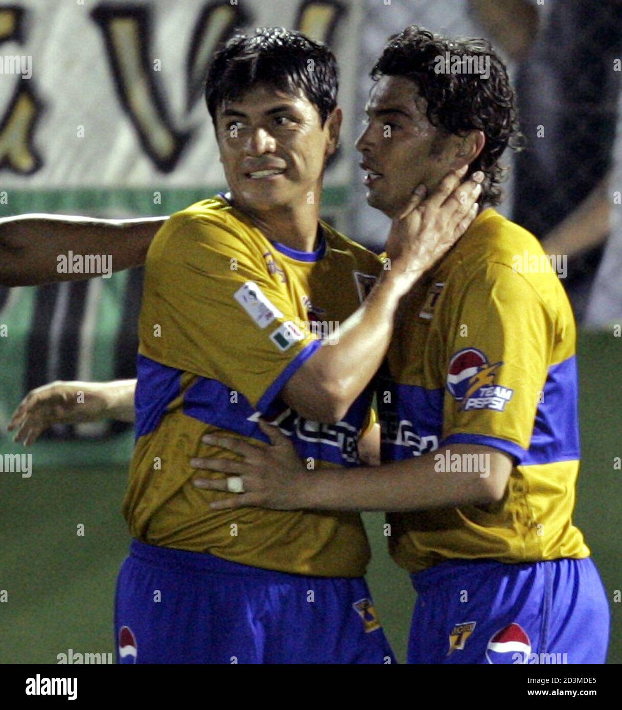 Morales della squadra messicana Tigres festeggia dopo aver segnato contro  argentino lato Banfield a Buenos Aires. Carlos Morales (R), della squadra  di calcio messicana Tigres, è abbracciato dal compagno di squadra Mario