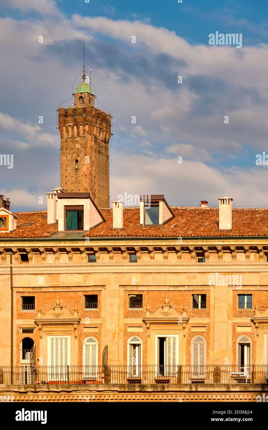 Palazzo dei banchi in Piazza maggiore e la torre degli asinelli, Bologna, Italia Foto Stock