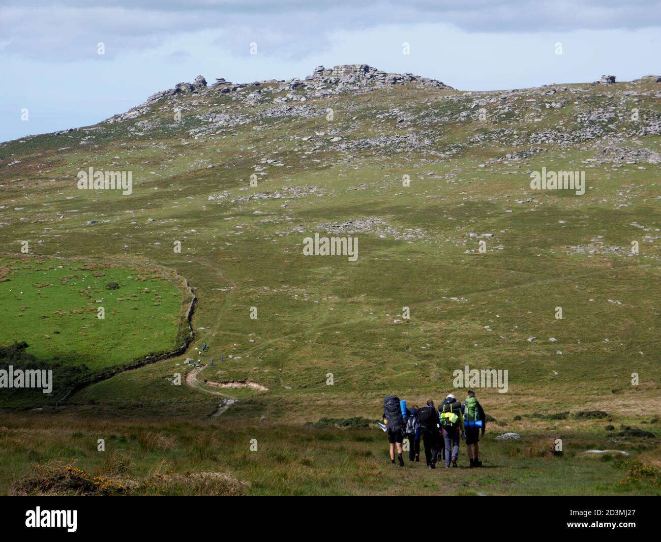 Gli escursionisti si avvicinano a Rough Tor, Bodmin Moor, Cornovaglia. Foto Stock