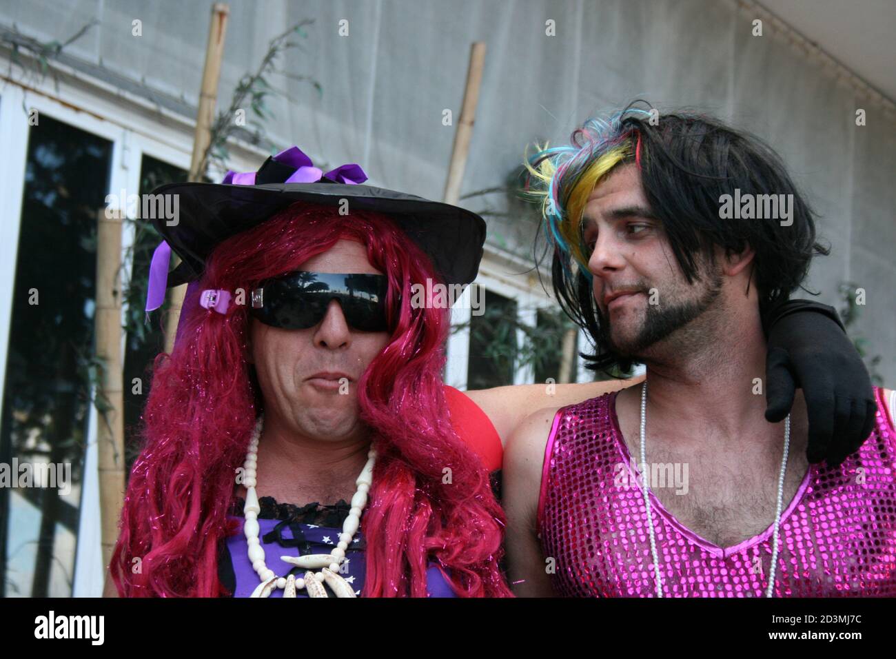 Due uomini vestiti da donna, Carnevale di Tenerife, Isole Canarie Foto  stock - Alamy