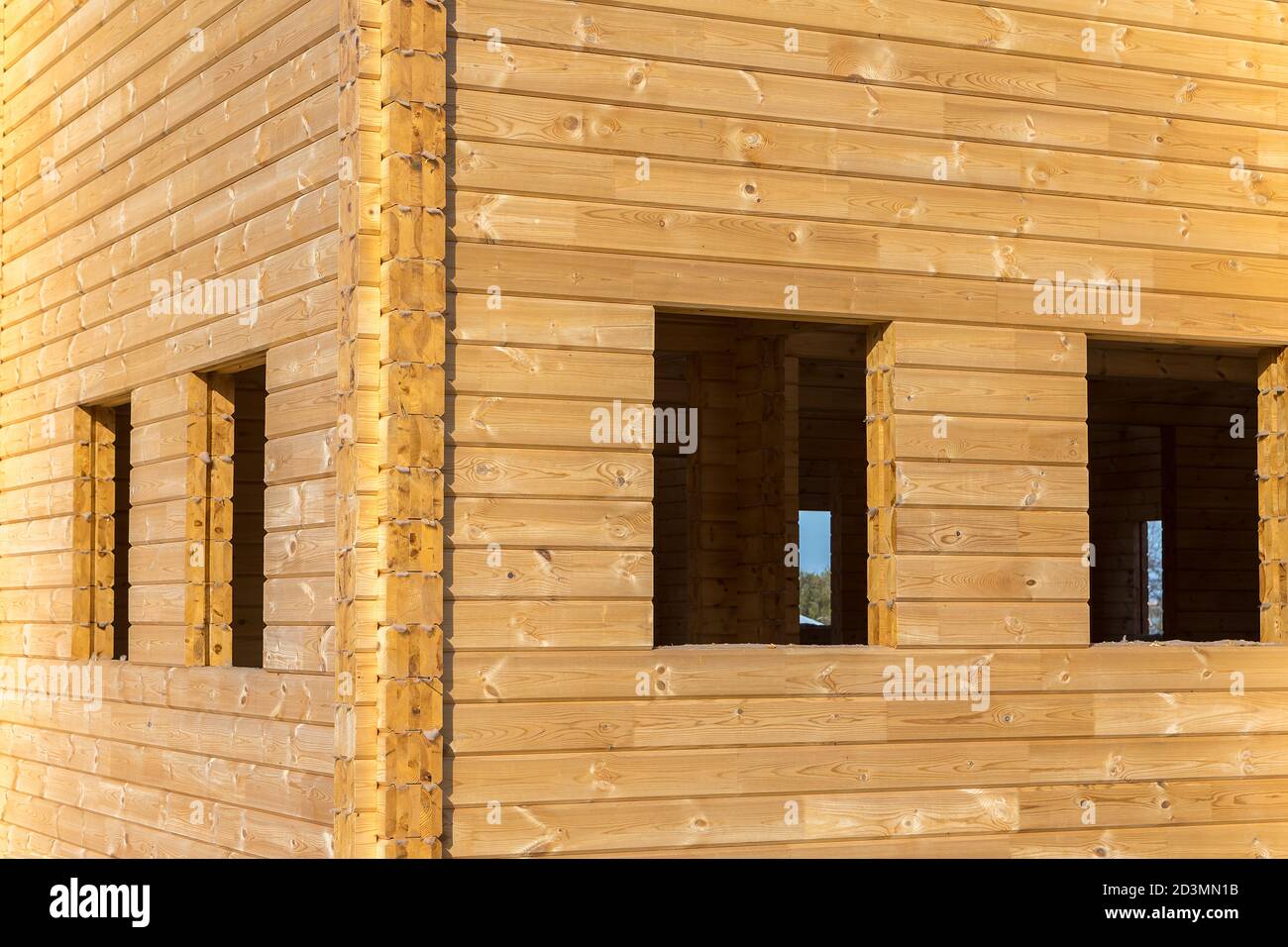 Frammento di una casa di legno in costruzione. Il concetto di costruzione in legno Foto Stock