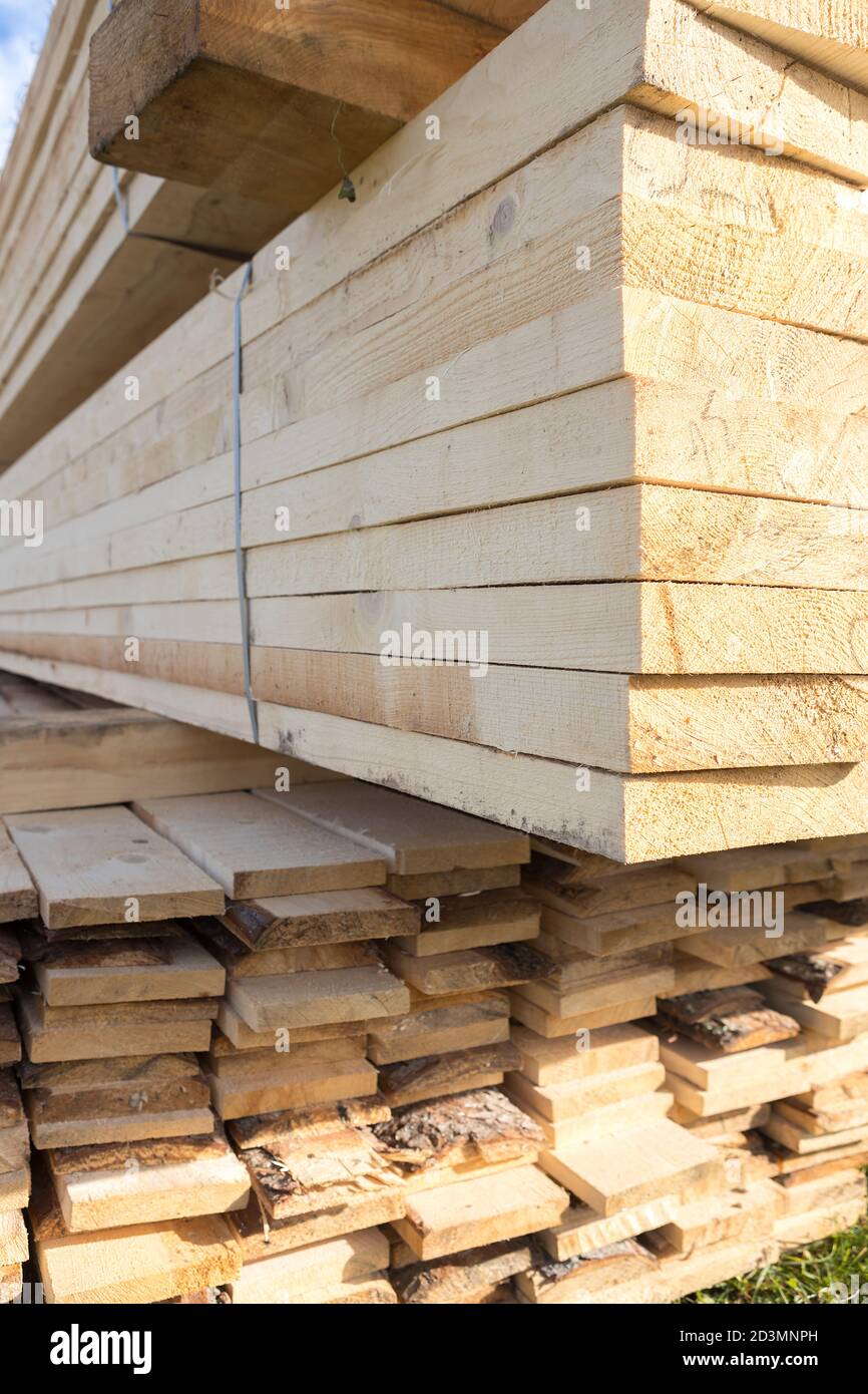 Le tavole di legno sono immagazzinate all'aperto. Struttura in legno Foto Stock