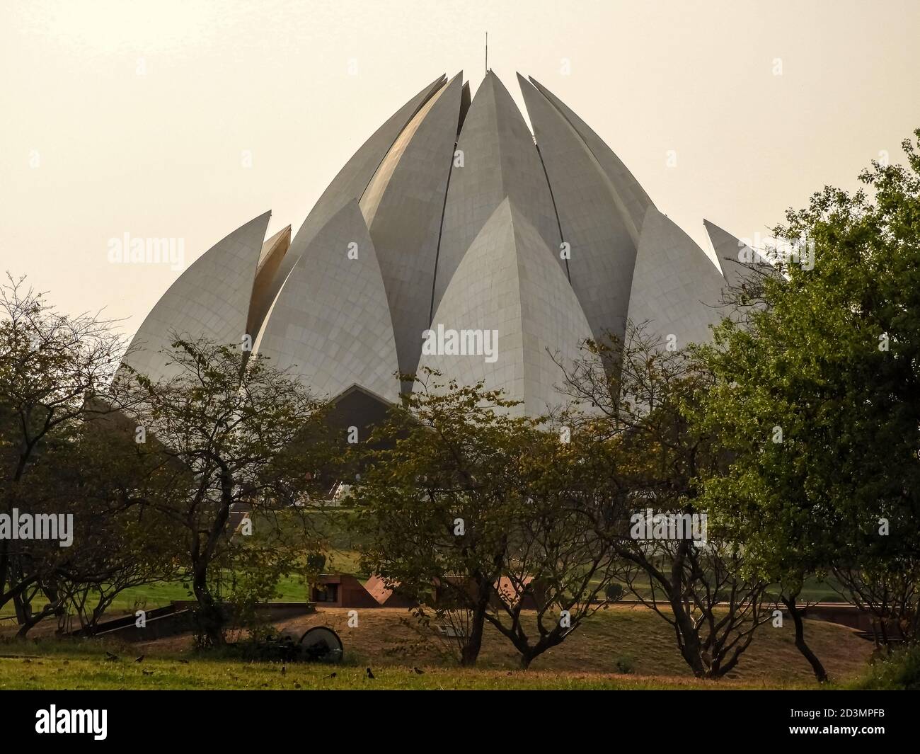 Il Tempio del Loto, situato a Delhi, India, è una Baháʼí Casa di culto che è stata dedicata nel dicembre 1986 Foto Stock