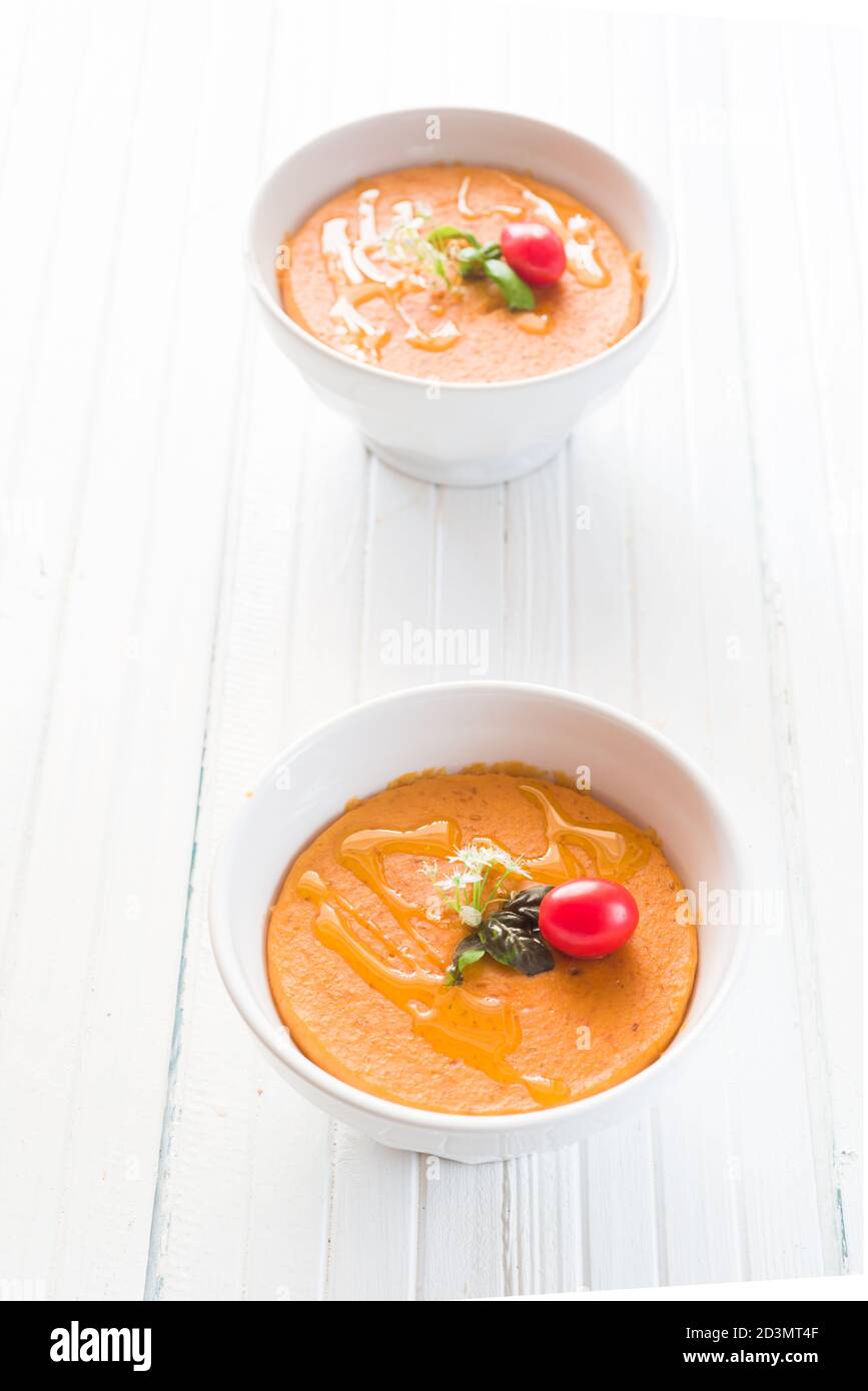 La 'pappa al pomodoro' è un piatto tipico italiano fatto con pane e tomatos, è una zuppa densa fatta specialmente in toscana, qui su una ciotola sopra un whote ba Foto Stock