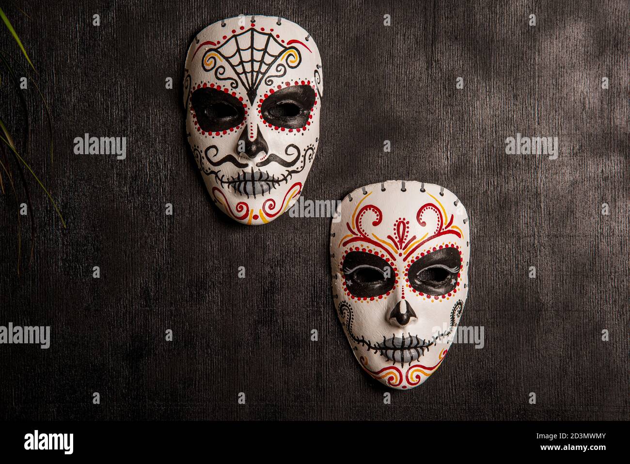 maschere carnevale decorative sulla parete Foto Stock