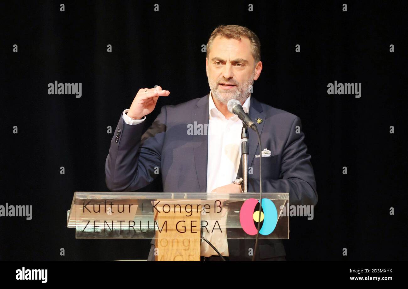 Gera, Germania. 8 ottobre 2020. Julian Vonarb (indipendente), sindaco di Gera, parla alla riunione del consiglio comunale. Il consiglio comunale si riunisce nuovamente per la prima volta dopo l'elezione del politico Etzrodt dell'AFD alla sua guida. Credit: Bodo Schackow/dpa-Zentralbild/dpa/Alamy Live News Foto Stock