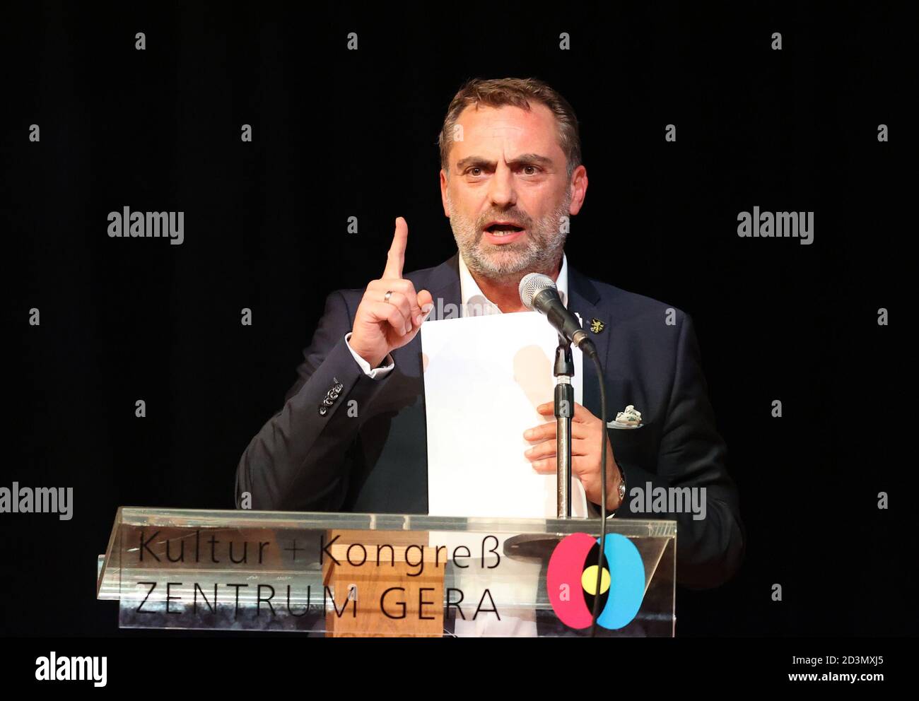 Gera, Germania. 8 ottobre 2020. Julian Vonarb (indipendente), sindaco di Gera, parla alla riunione del consiglio comunale. Il consiglio comunale si riunisce nuovamente per la prima volta dopo l'elezione del politico Etzrodt dell'AFD alla sua guida. Credit: Bodo Schackow/dpa-Zentralbild/dpa/Alamy Live News Foto Stock