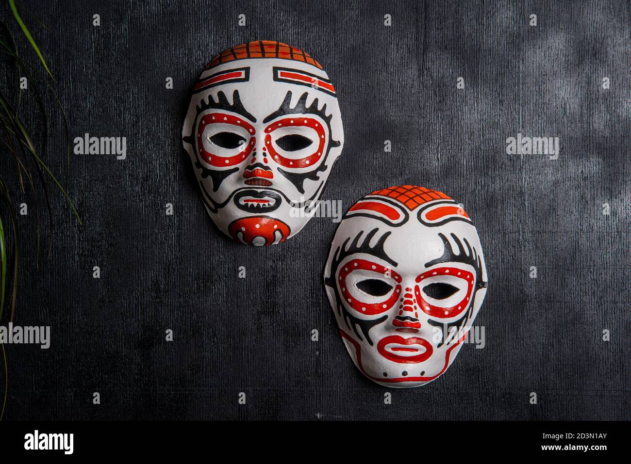 maschere carnevale decorative sulla parete Foto stock - Alamy