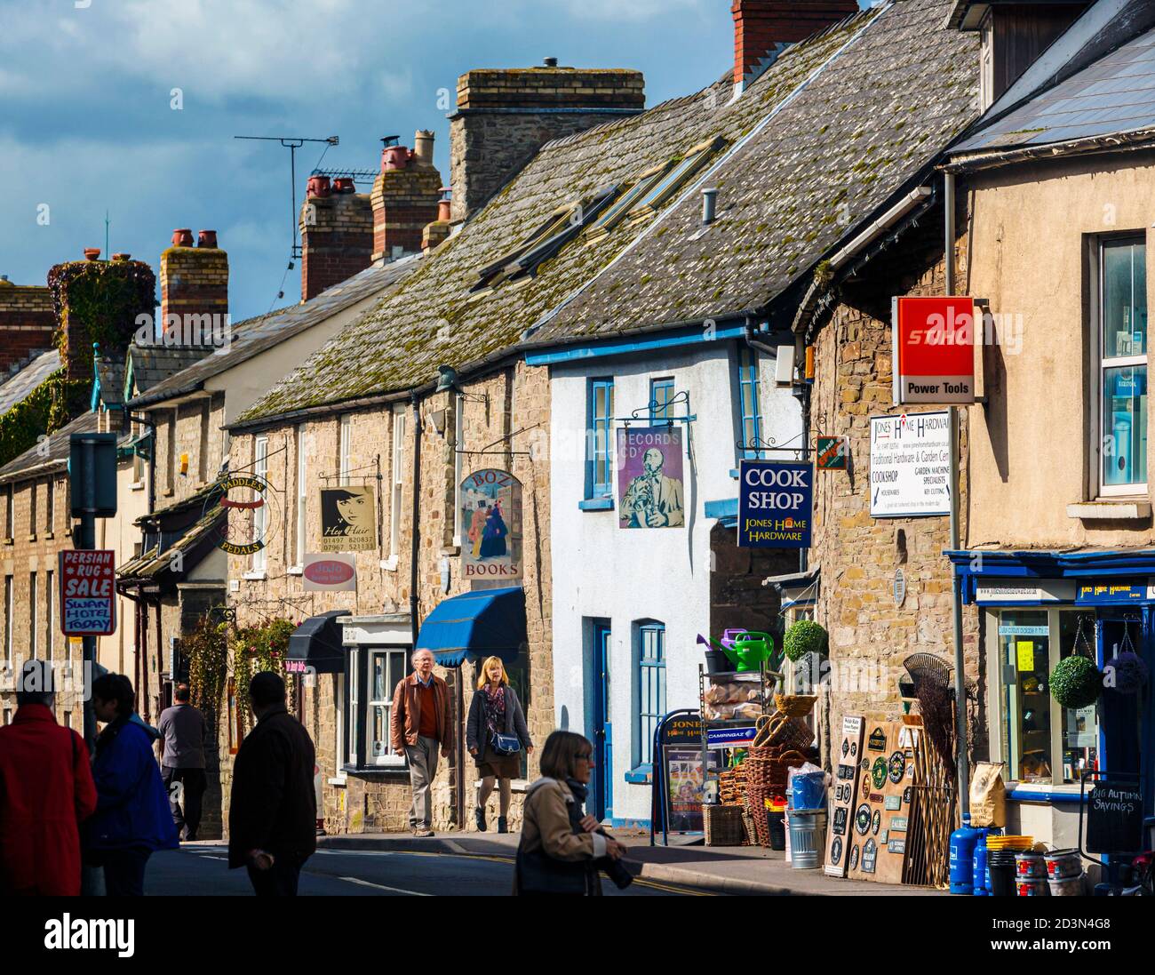 Hay-on-Wye, Powys, Galles, Regno Unito. Scena in Castle Street. La città è famosa per il suo numero di librerie. Foto Stock