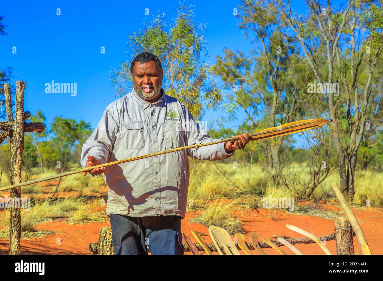 Kings Creek Station, Northern Territory, Australia - 21 agosto 2019: Uomo aborigeno australiano che tiene una tradizionale lancia aborigena usata da Luritja Foto Stock