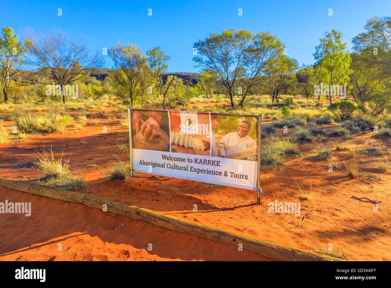 Kings Creek Station, Northern Territory, Australia - 21 agosto 2019: Cartello del Karrke Aboriginal Cultural Experience tour vicino a Kings Canyon ON Foto Stock