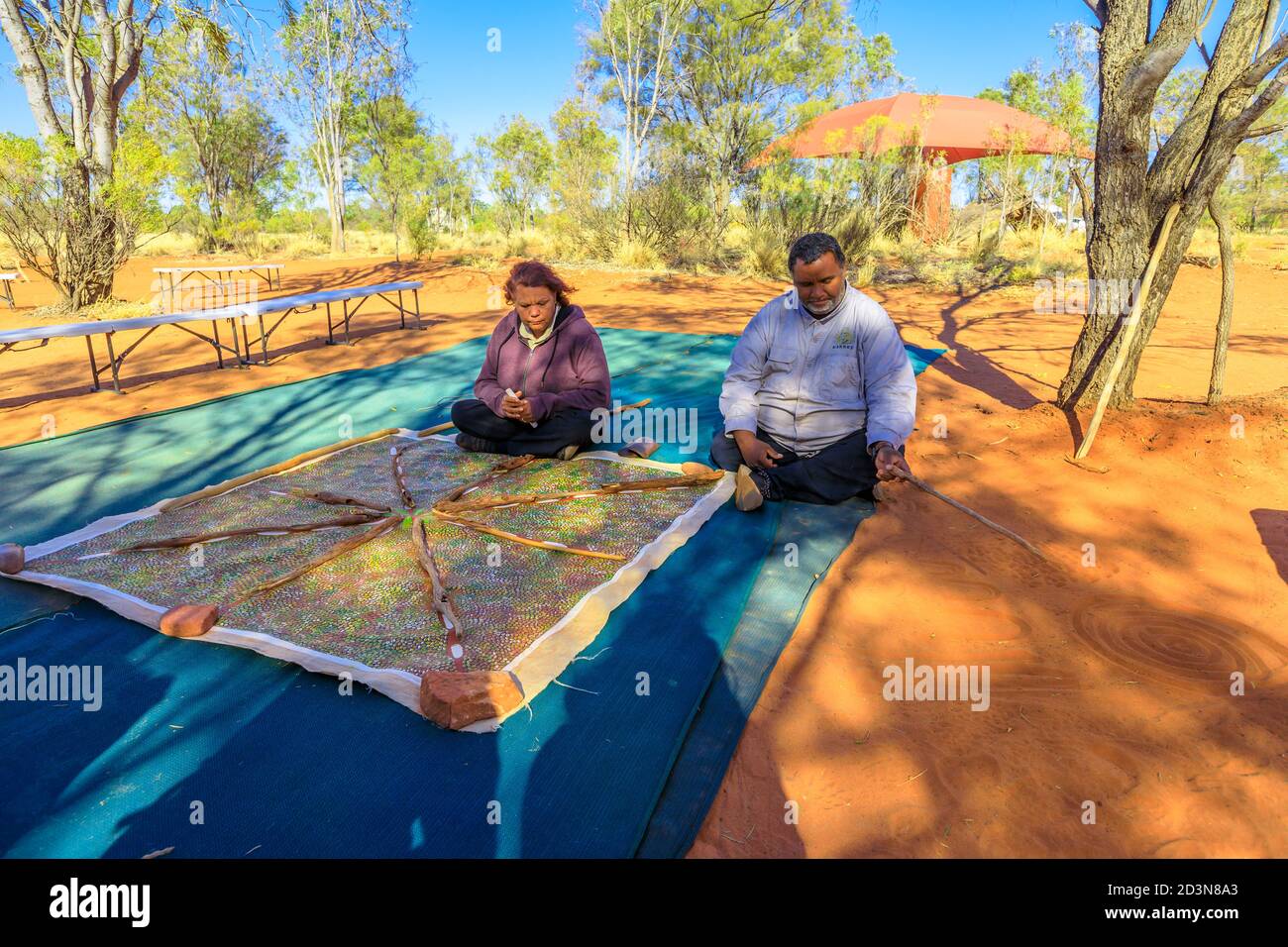 Kings Creek Station, Northern Territory, Australia - 21 agosto 2019: Gli aborigeni australiani mostrano l'arte tradizionale della pittura bush Foto Stock