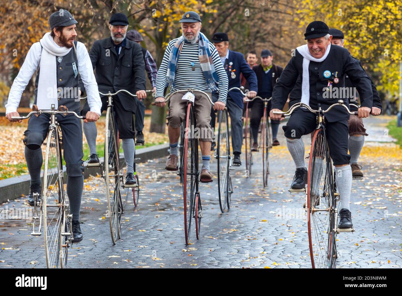 Gruppo su Penny Farthing giro in bicicletta di gruppo Foto Stock