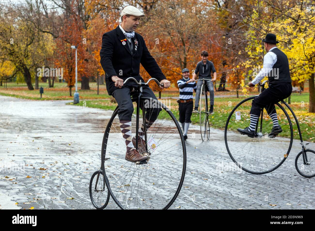 Quattro ciclisti in bicicletta Penny Farthing cavalcano la Repubblica Ceca Foto Stock