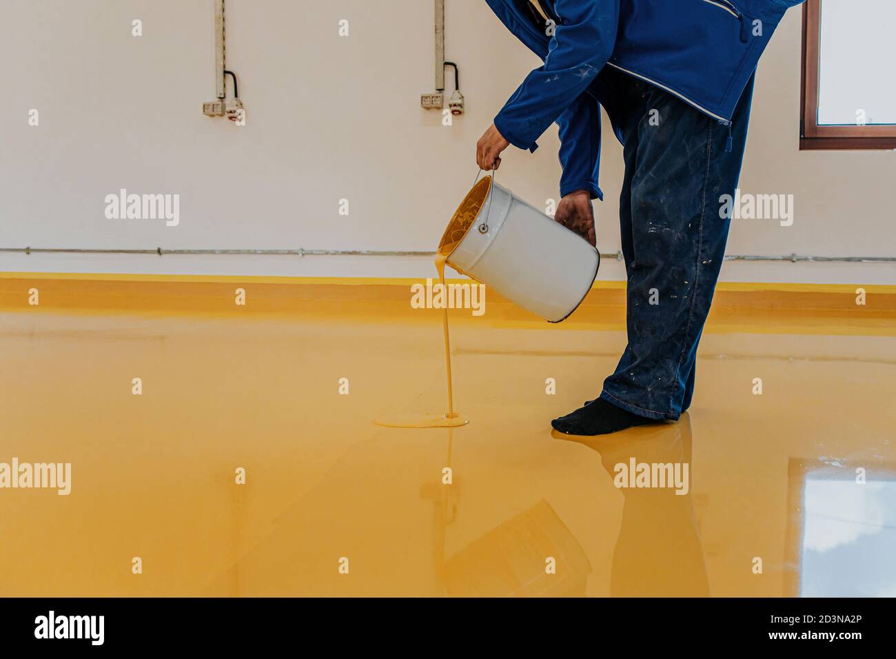 Lavoratore, rivestimento pavimento con resina epossidica autolivellante in  officina industriale Foto stock - Alamy