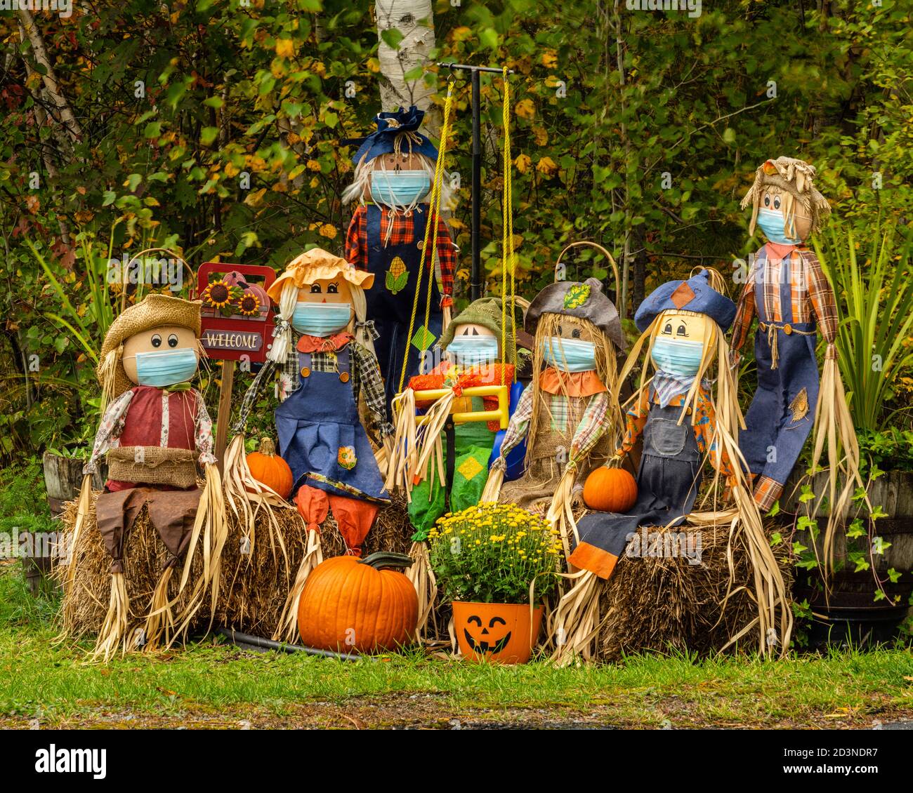 Diorama autunnale con manichini indossabili con maschera Foto Stock