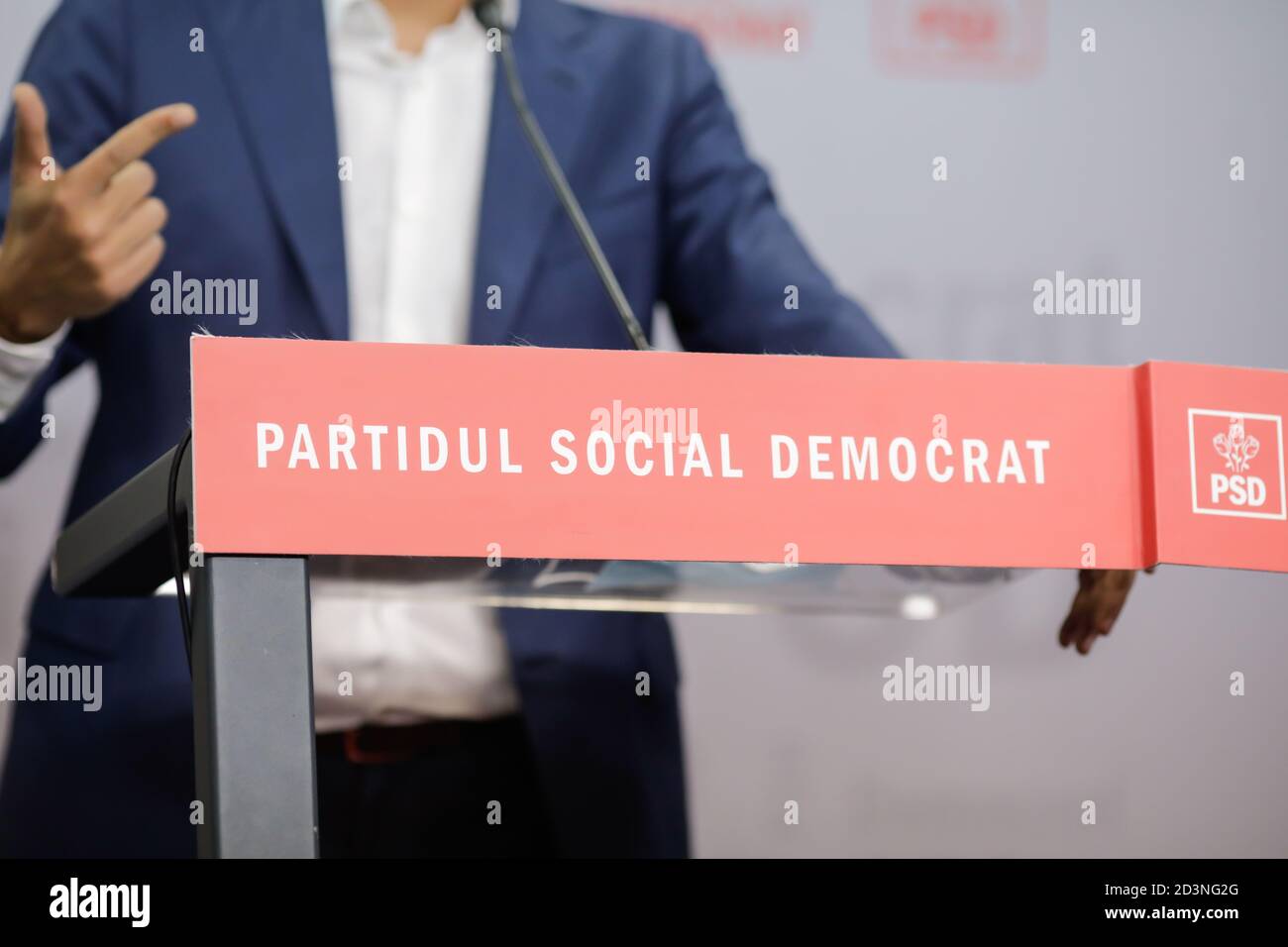 Bucarest, Romania - 8 ottobre 2020: Un politico sta organizzando una conferenza stampa presso una scrivania del Partito socialdemocratico (Partidul Social Democratici, P. Foto Stock
