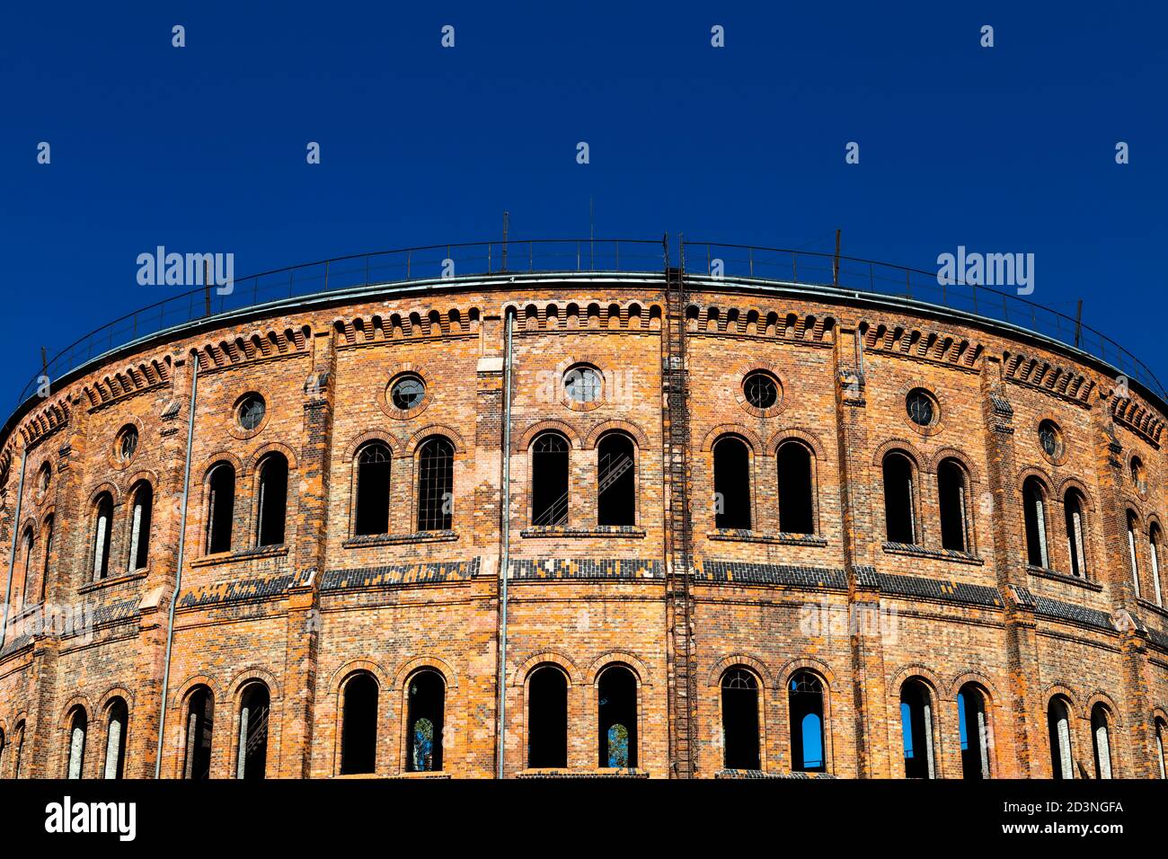 L'esterno di Wolskie Rotondy - vecchio edificio dei detentori di gas a Wola, Varsavia, Polonia Foto Stock