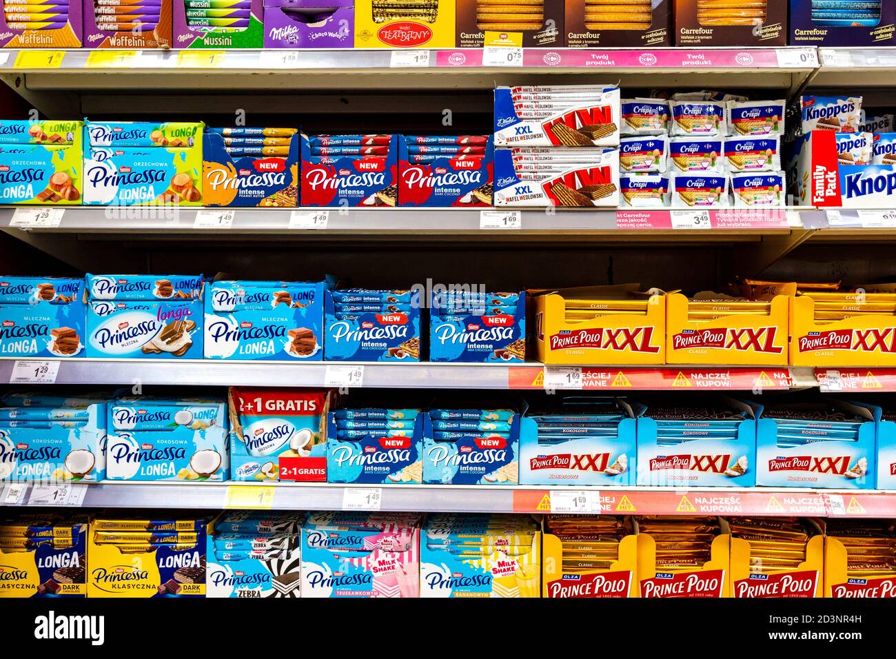 Selezione di wafer ricoperti di cioccolato presso un supermercato polacco Foto Stock