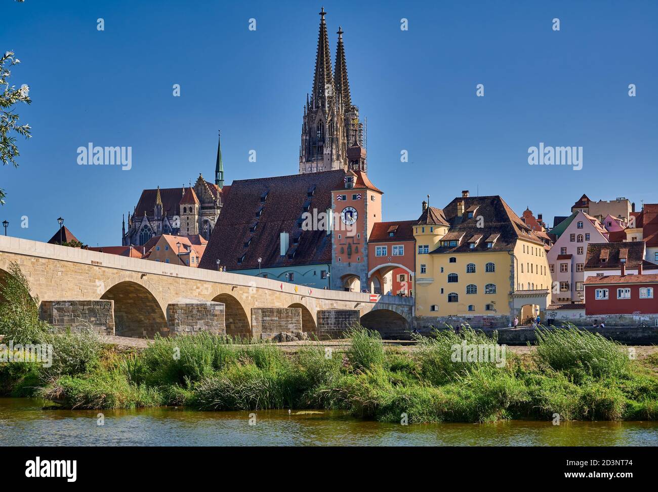 Ponte di pietra (Steinerne Brucke) con il paesaggio urbano e la cattedrale di San Pietro di Ratisbona, patrimonio dell'umanità dell'UNESCO, Baviera, Germania Foto Stock