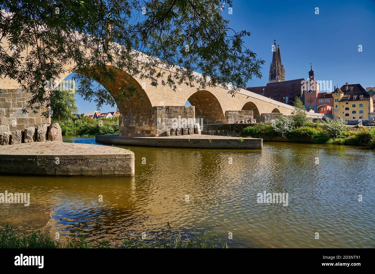 Ponte di pietra (Steinerne Brucke) con il paesaggio urbano e la cattedrale di San Pietro di Ratisbona, patrimonio dell'umanità dell'UNESCO, Baviera, Germania Foto Stock