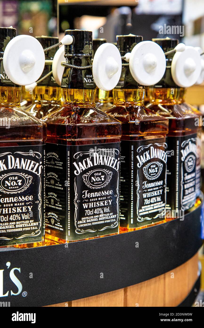 Bottiglie di Jack Daniels No.7 Tennessee Whiskey in un supermercato Foto Stock