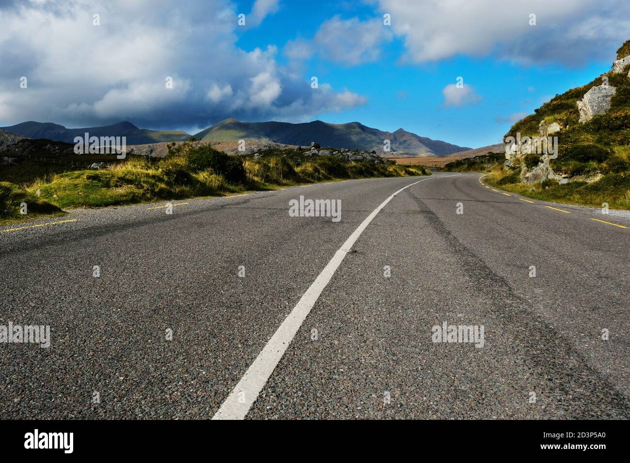 Vista ad angolo basso di una strada di montagna vuota vicino a Molls Gap, County Kerry, Irlanda - John Gollop Foto Stock