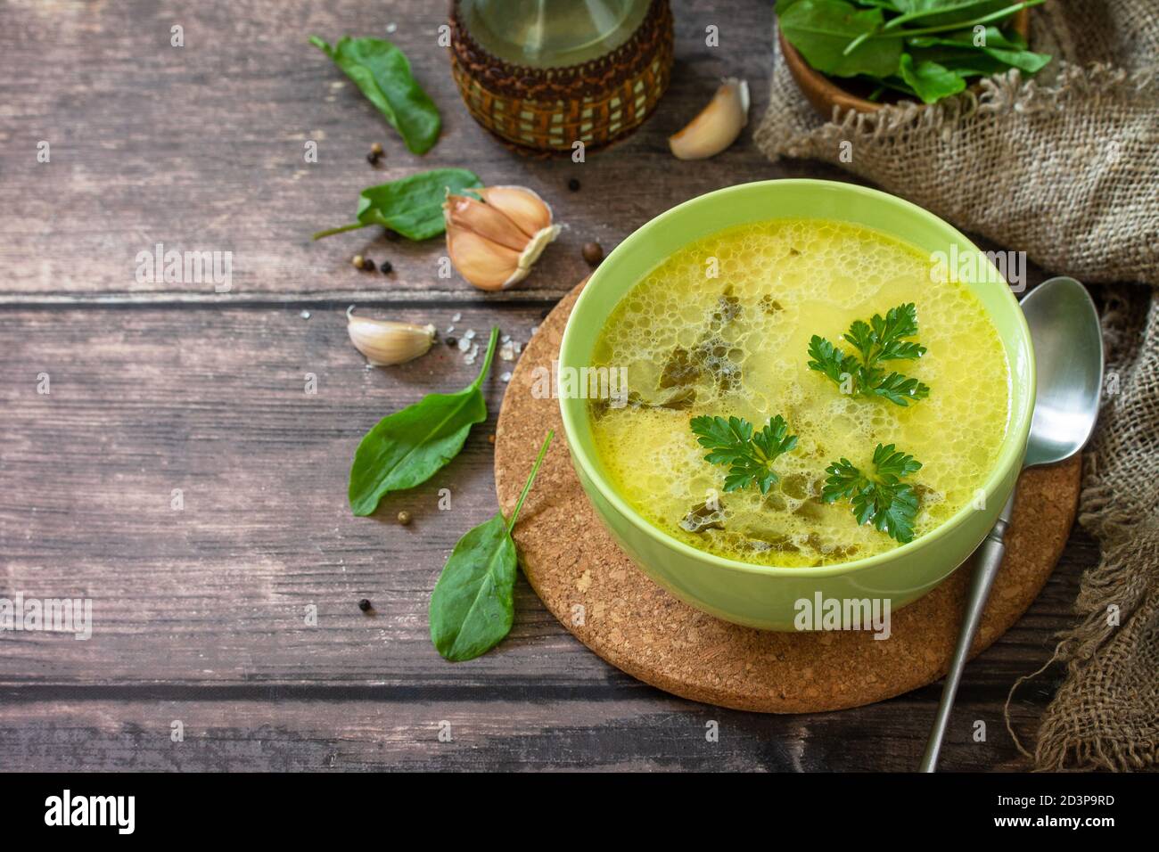 Zuppa di spinaci con panna su un rustico tavolo di legno. Spazio di copia. Foto Stock
