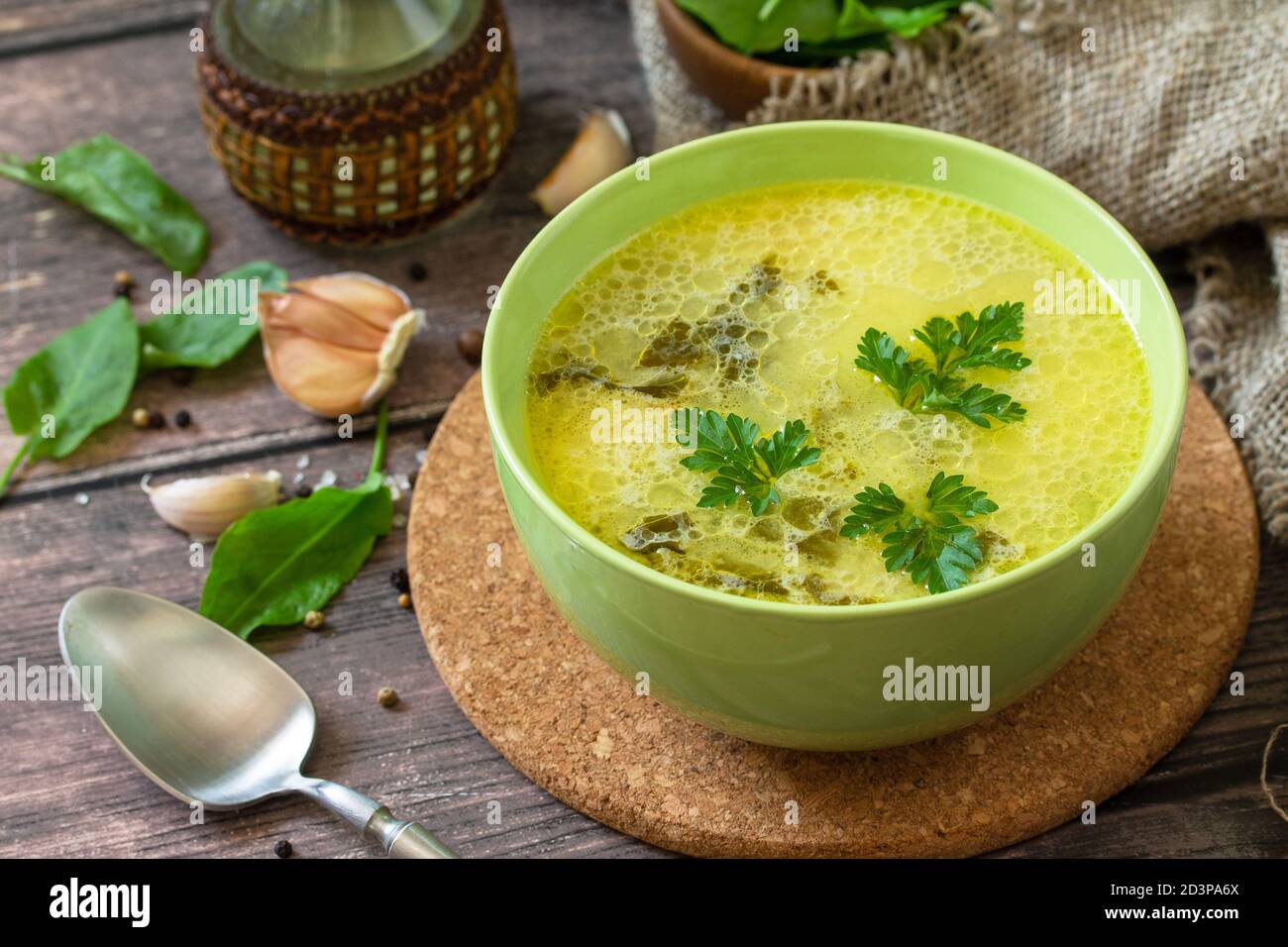 Zuppa di spinaci con panna su un rustico tavolo di legno. Foto Stock