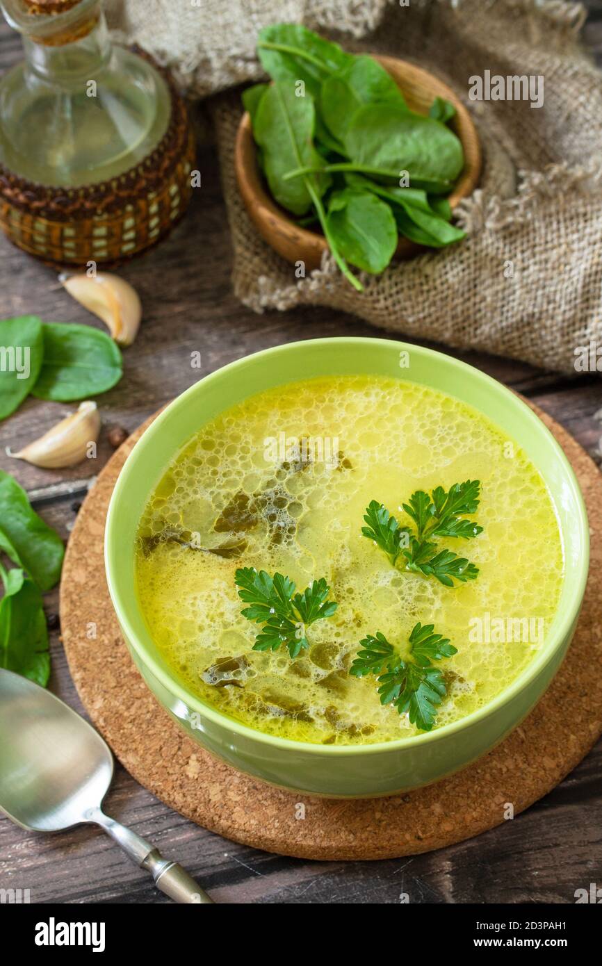 Zuppa di spinaci con panna su un rustico tavolo di legno. Foto Stock