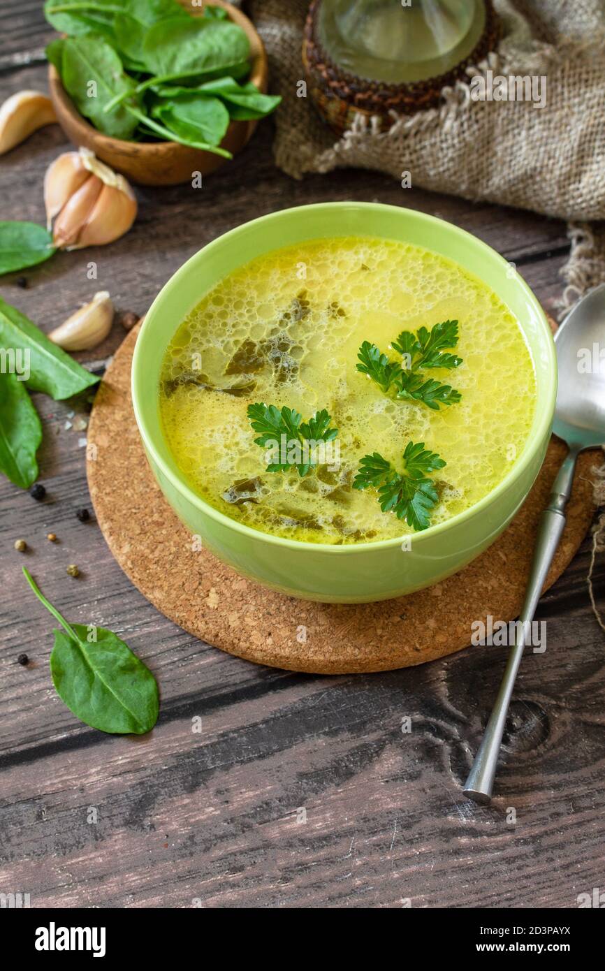 Zuppa di spinaci con panna su un rustico tavolo di legno. Spazio di copia. Foto Stock