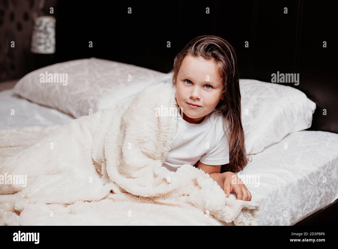 la ragazza si è appena svegliata, fresco bella faccia di mattina di un bambino nella camera da letto Foto Stock