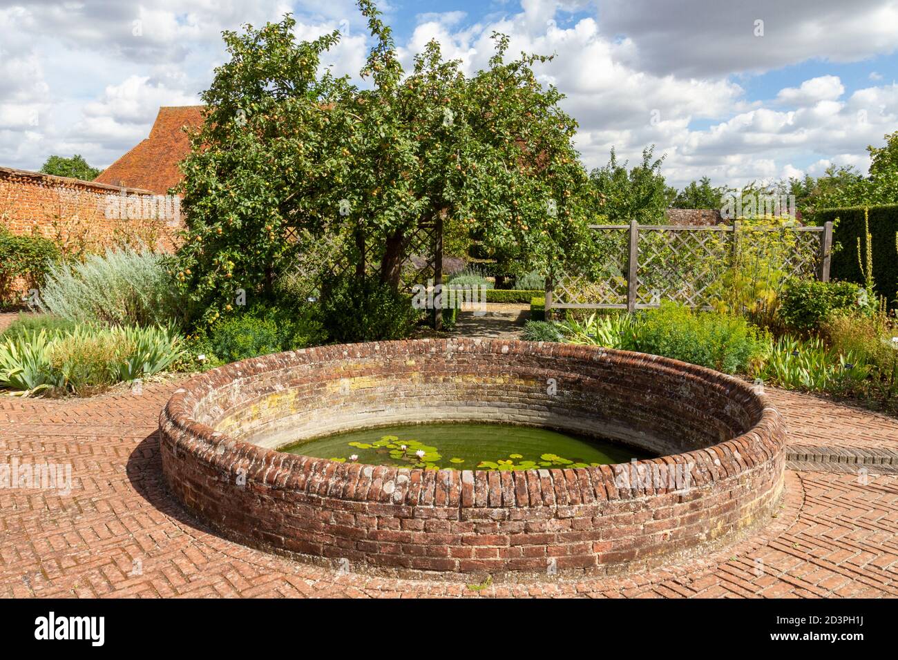 Vista generale del giardino cinto da mura di Tudor, Cessing Temple Barns, Essex, UK. Foto Stock