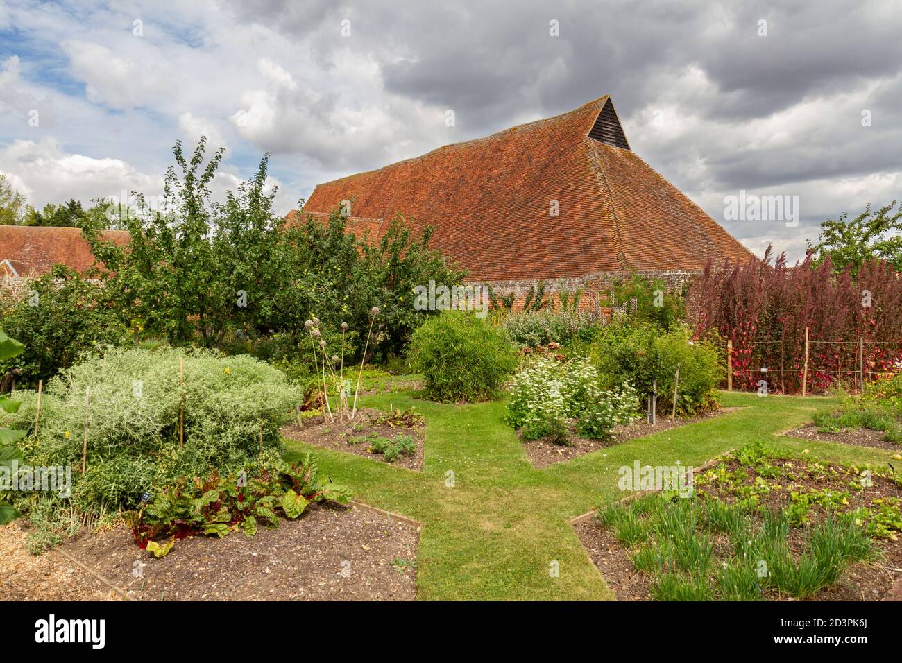 Vista generale del giardino cinto da mura di Tudor, Cessing Temple Barns, Essex, UK. Foto Stock