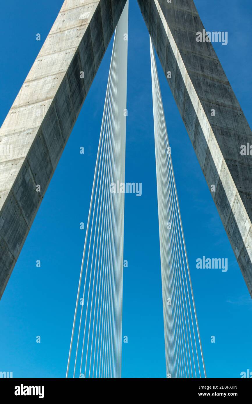 Dettaglio del ponte di sospensione, della torre di supporto e dei tiranti o dei cavi di tensione Foto Stock