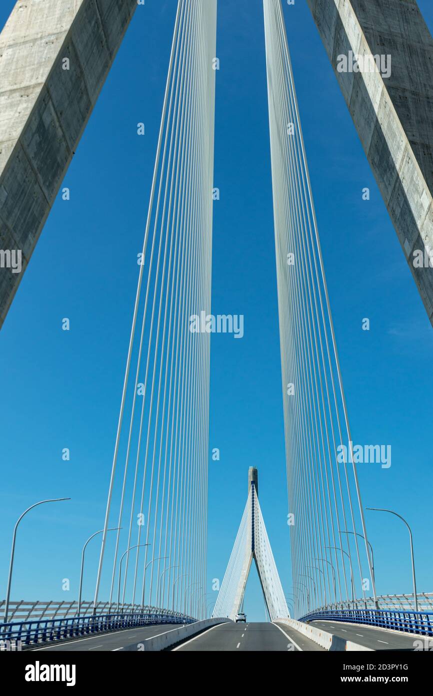 Dettaglio del ponte di sospensione, della torre di supporto e dei tiranti o dei cavi di tensione Foto Stock