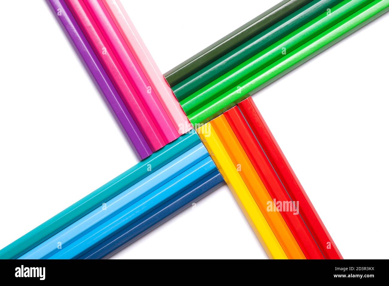 Matite non ombreggiate di colore arcobaleno a forma di croce greca, isolate su sfondo bianco Foto Stock