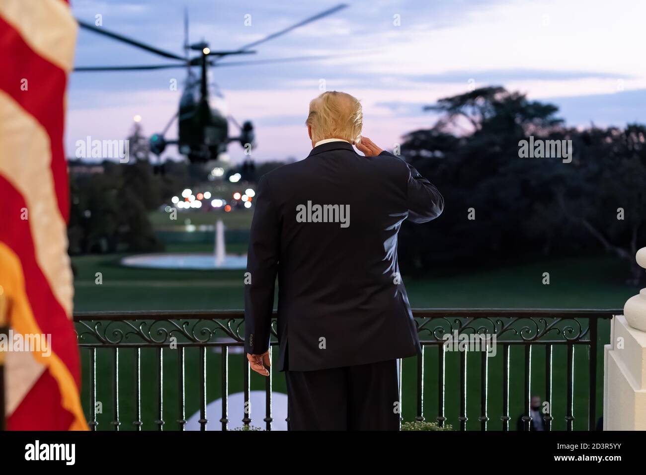 Il presidente Donald J. Trump saluta Marine One dal balcone della Camera Blu della Casa Bianca Lunedi, 5 ottobre 2020, dopo il suo ritorno dal Walter Reed National Military Medical Center a Bethesda, Maryland per il trattamento COVID-19. (STATI UNITI) Foto Stock