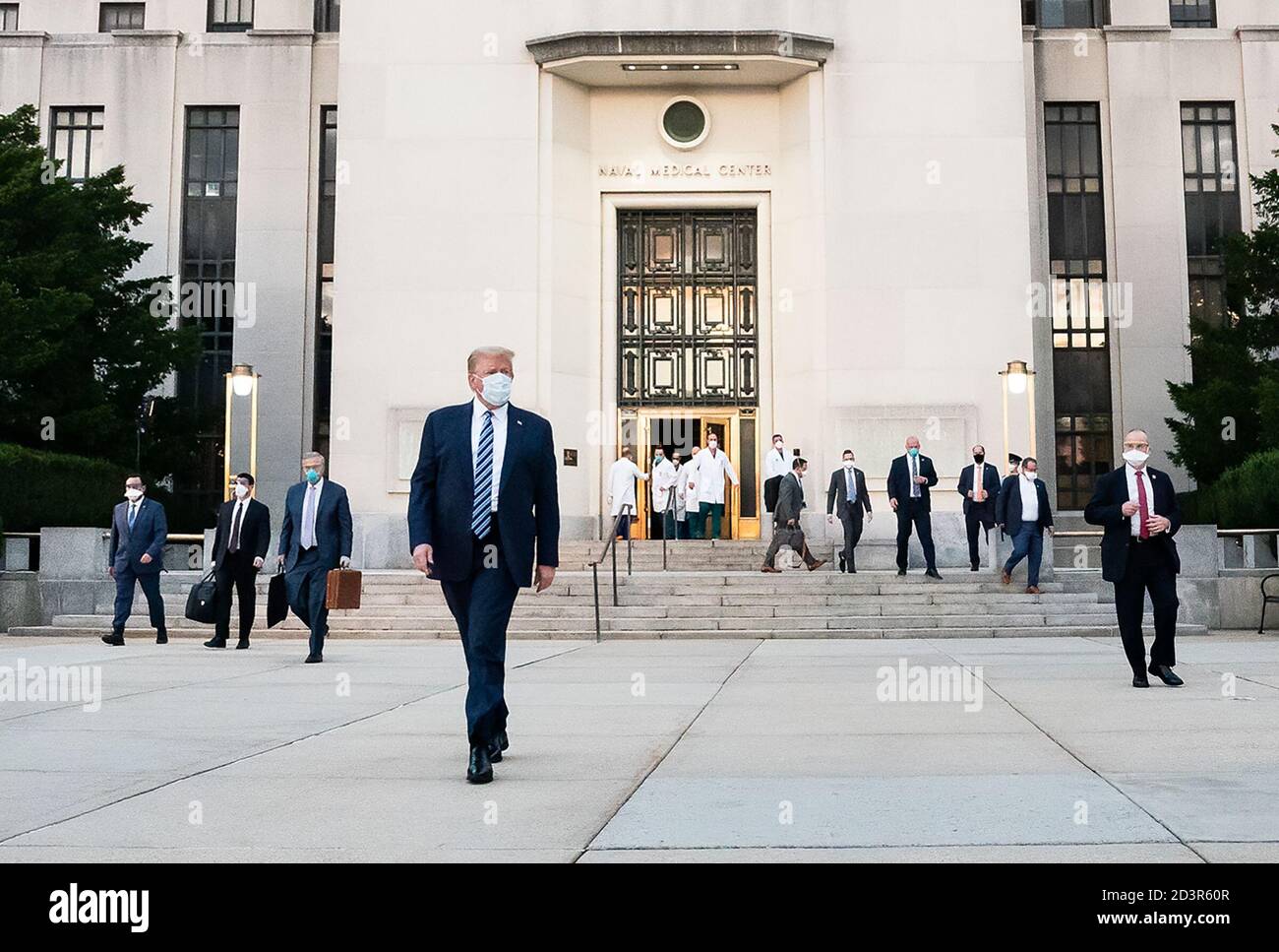 Il presidente Donald J. Trump parte dal Walter Reed National Military Medical Center e sale a bordo del motoscafo presidenziale in viaggio verso il piazzale dell'elicottero lunedì 5 ottobre 2020, a Bethesda, Maryland, dopo il trattamento per COVID-19. (STATI UNITI) Foto Stock