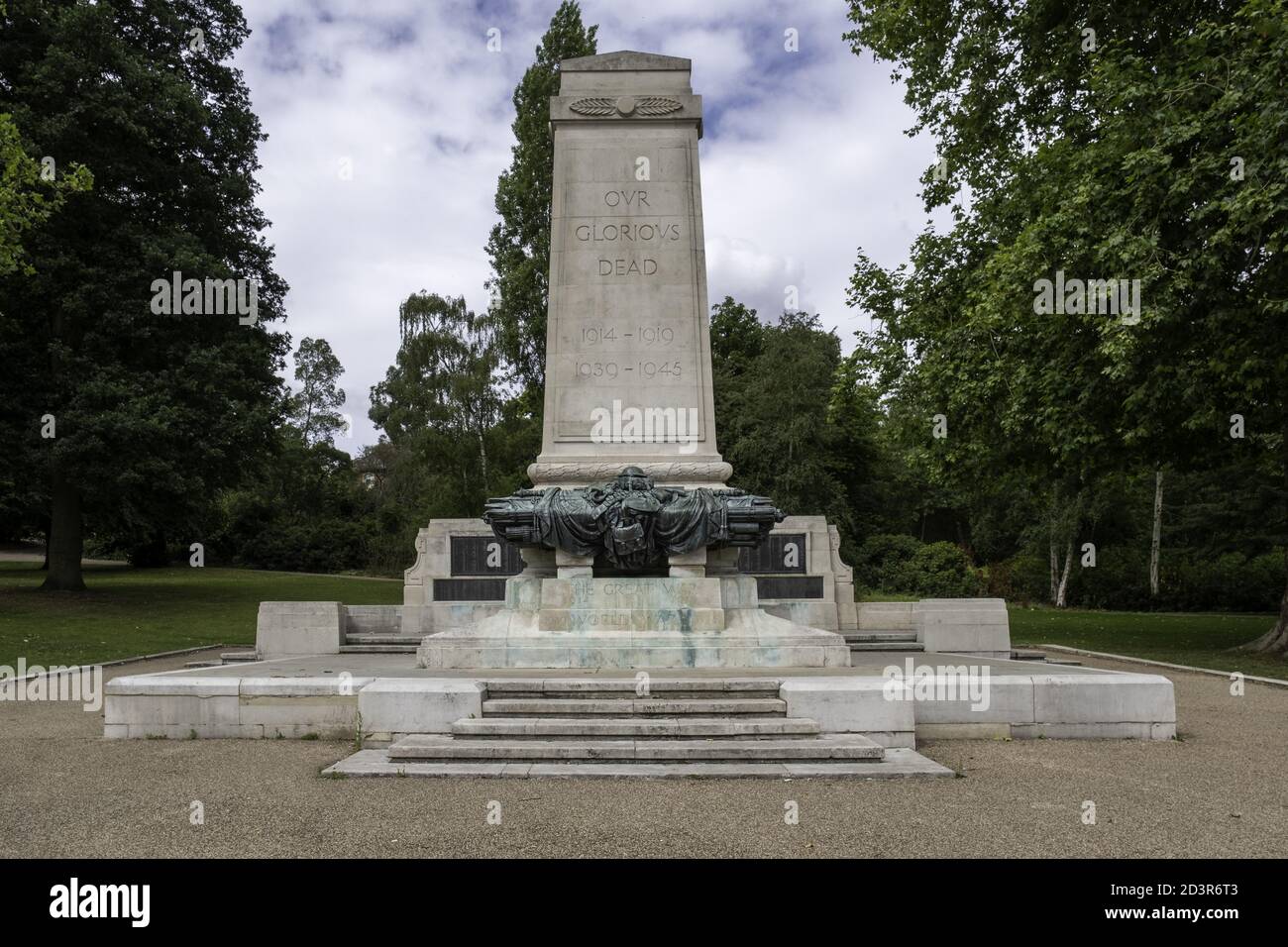 IPSWICH, REGNO UNITO - 04 agosto 2020: Memoriale di guerra a Christchurch Park, Ipswich, Suffolk. Commemora sia la prima che la seconda guerra mondiale. Dietro di esso è la lista o Foto Stock