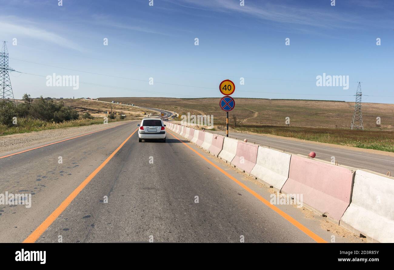 Le auto viaggiano sulla sezione ricostruita dell'autostrada A-289 da Krasnodar a Crimea. Il limite di velocità è di 40 chilometri all'ora Foto Stock