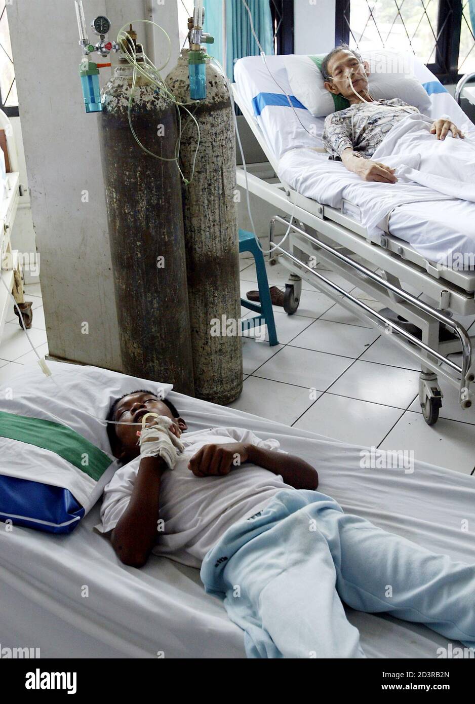 Gli indonesiani ricevono un trattamento per la febbre dengue nei corridoi di un ospedale governativo sovraffollato di pazienti affetti dalla malattia a Giacarta il 2 marzo 2004. Più di 300 persone sono morte e altre migliaia si sono ammalate a causa dell'epidemia che ha colpito l'Indonesia dall'inizio di quest'anno. REUTERS/BEAWIHARA EN/SH Foto Stock