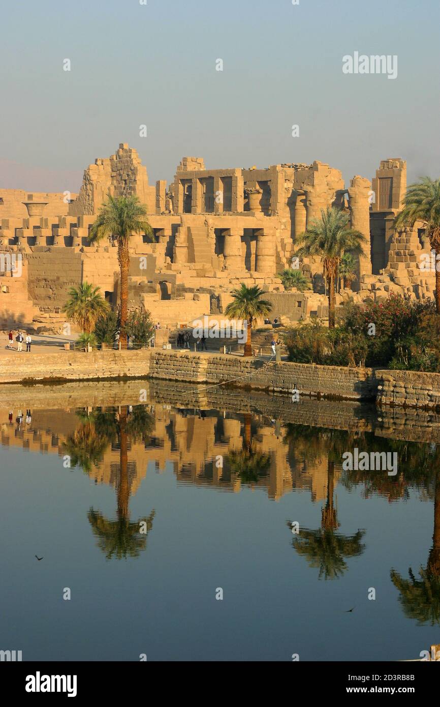 Il Tempio di Karnak è il secondo tempio più grande dell'antico Egitto e un vecchio centro religioso. Si trova sulle rive del Nilo a Luxor. Foto Stock