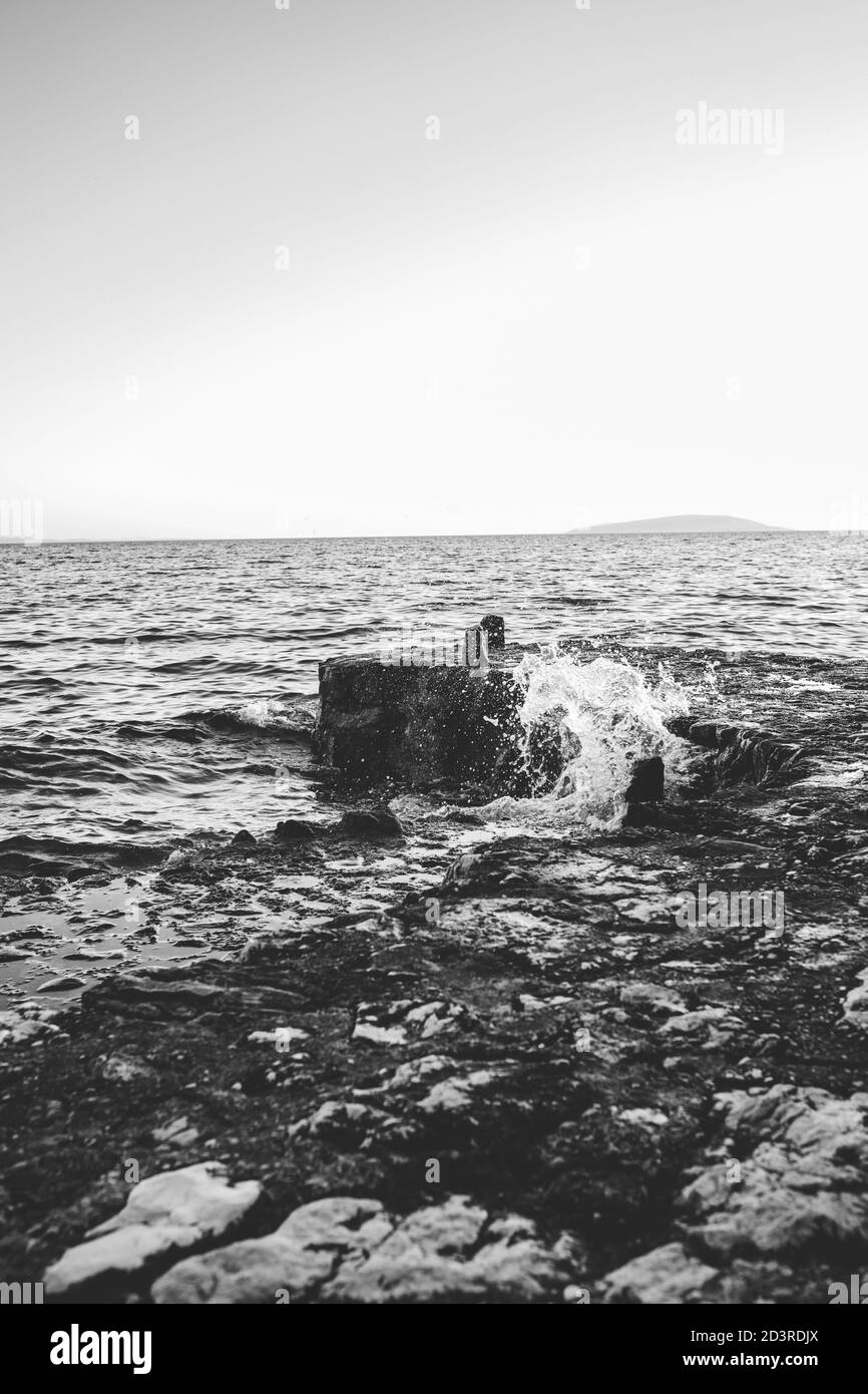 onda di mare bianca e nera - costa li Foto Stock