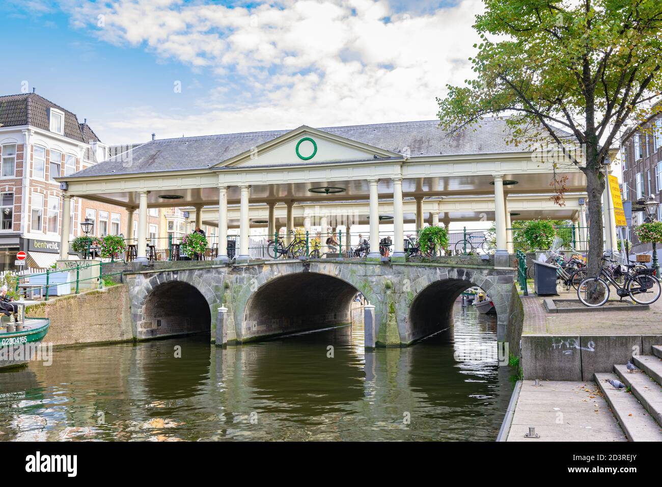 Ponte storico con tre archi nel centro della città di Leiden chiamato 'Koornbrug'. Foto Stock