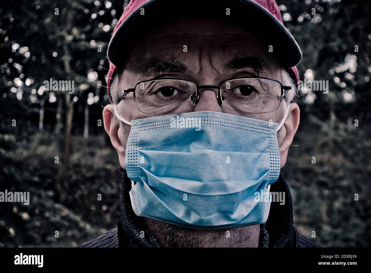 uomo che indossa una maschera protettiva monouso contro il virus covid-19 Foto Stock