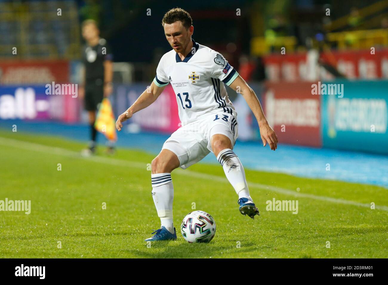 Sarajevo, Bosnia-Erzegovina. 8 ottobre 2020. Irlanda del Nord Corry Evans palla di controllo durante la partita di qualificazione Euro 2020 Bosnia-Erzegovina e Irlanda del Nord a Sarajevo, Bosnia-Erzegovina, 8, ottobre 2020. Allo stadio Grbavica, Sarajevo. Credit: Amel Emric/Alamy Live News Foto Stock