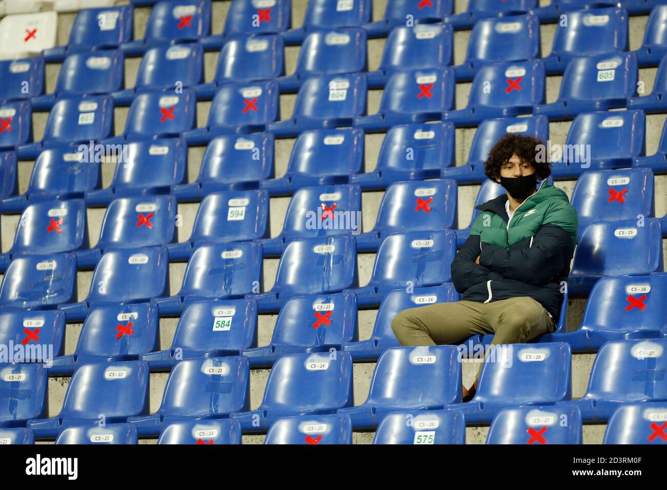 Sarajevo, Bosnia-Erzegovina. 8 ottobre 2020. Uomo bosniaco che guarda una partita durante la partita di qualificazione Euro 2020 Bosnia-Erzegovina e Irlanda del Nord a Sarajevo, Bosnia-Erzegovina, 8 ottobre 2020. Allo stadio Grbavica, Sarajevo. Credit: Amel Emric/Alamy Live News Foto Stock