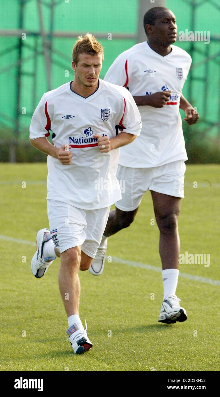 Le star del calcio inglese David Beckham (L) e Emile Heskey trenano  sull'isola di Awaji il 3 giugno 2002. La squadra sta continuando la loro  formazione in Giappone dopo il loro sorteggio