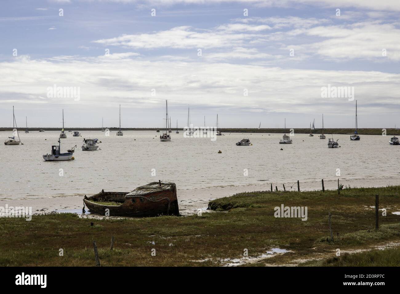 ORFORD, REGNO UNITO - 06 agosto 2020: Una barca abbandonata sul fiume ore a Orford, Suffolk. Foto Stock